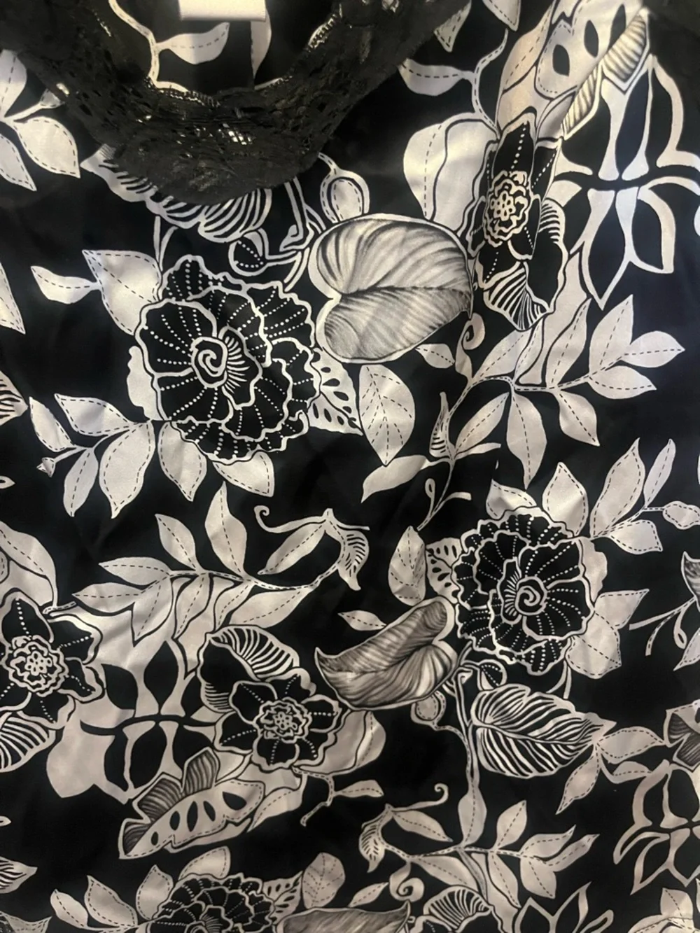 ✨Floral 100% Silk Lace-Trim Cami in Black & Cream - Picture 5 of 8